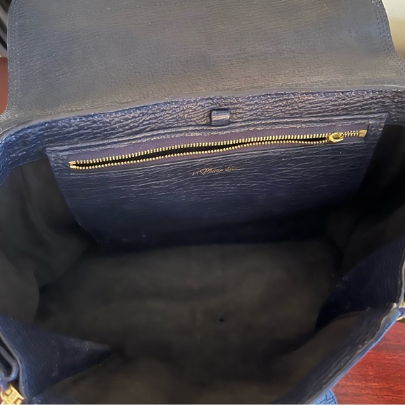 Pebbled leather with fabric and leather lining. Hardly worn - Picture 4 of 4